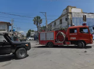 Un camión de bomberos es visto al frente de la Penitenciaría Nacional en Puerto Príncipe en Puerto Príncipe (Haití). EFE