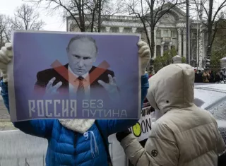 Un gran número de rusos acudió hoy a las 12.00 del mediodía a votar contra el candidato del Kremlin, Vladímir Putin. EFE