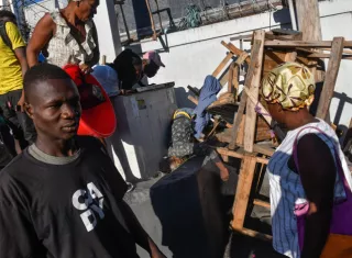 Varias personas observan el cadáver de una persona en el suelo este lunes, en Puerto Príncipe (Haití). EFE