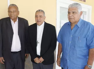 El candidato presidencial de la alianza de partidos Realizando Metas y Alianza, José Raúl Mulino se reunión con los más altos representantes de la Iglesia Católica en Panamá. Foto: Víctor Arosemena