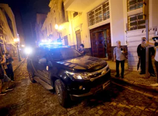 Vehículo de la policía donde es transportado el exfutbolista Robson de Souza 'Robinho'. EFE