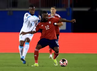 Joel Campbell (d) de Costa Rica disputa el balón con Darixon Vuelto de Honduras. /EFE