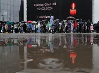 Ciudadanos expresan este domingo sus condolencias ante la sala de conciertos del Crocus City Hall, en la localidad rusa de Krasnogorsk, cerca de Moscú, tras el atentado terrorista perpetrado en ese lugar el pasado viernes. EFE