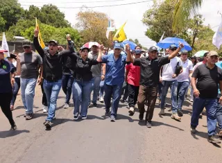 El candidato aprovechó la oportunidad para reunirse con sus candidatos a diputados, representantes y alcaldes de los dos colectivos que integran la alianza.