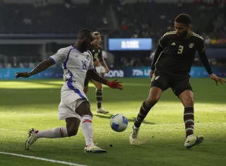 Cecilio Waterman (i) en acción contra el defensor de Jamaica Michael Hector. /EFE