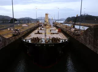 El canal interoceánico se enfrenta desde el año pasado a una fuerte sequía que lo ha obligado a reducir el tránsito diario de buques, actualmente de 27 aunque llegó a estar en 22 (noviembre de 2023) -cuando lo óptimo son 36- .