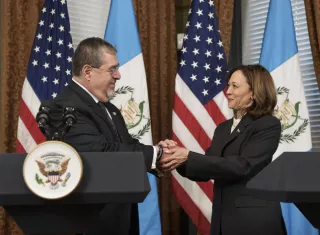 La vicepresidenta de Estados Unidos, Kamala Harris, y el presidente de Guatemala, Bernardo Arévalo de León, se saludan momentos antes de su reunión este lunes, en la Casa Blanca en Washington (EE. UU). EFE