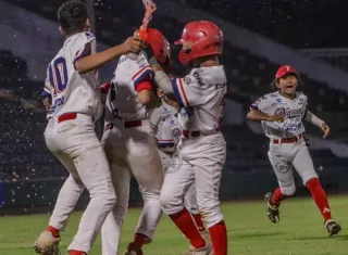 Jugadores del equipo de Panamá (Federales de Chiriquí), celebran el triunfo sobre Nicaragua. Foto: CBPC