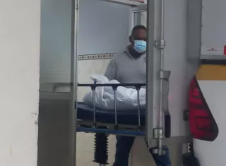 Levantamiento del cadáver en la policlínica JJ Vallarino. (Foto-Video: Alexander Santamaría)