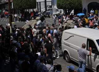 Personas bloquean unas calles este jueves, durante una protesta por el secuestro y asesinato de la menor Camila Gómez, en el municipio de Taxco, en el estado de Guerrero (México). EFE