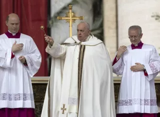 El Papa Francisco (centro) dirige la misa de Pascua en la Plaza de San Pedro, Ciudad del Vaticano. EFE