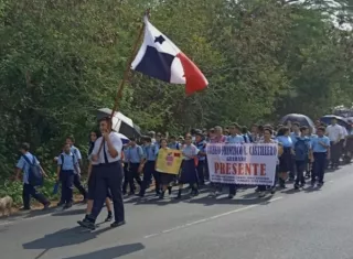La comunidad educativa inició un ciclo de protestas que ya habían anunciado, que les llevó incluso al cierre de la vía principal de la comunidad. 