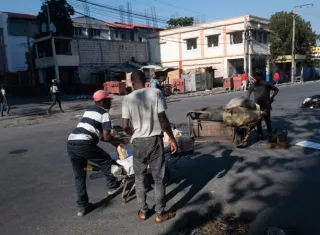 Habitantes empujan carretas con bultos cerca de Champs Mars, la principal plaza pública de la ciudad, este martes en Puerto Príncipe (Haití). EFE