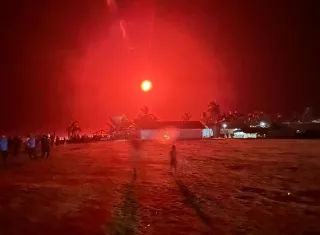 Las luces de bengala fueron lanzadas cerca de la costa.