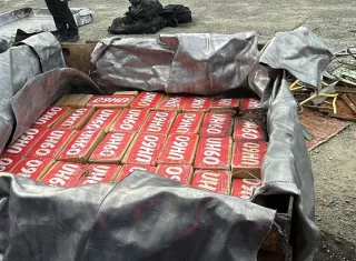  La droga iba oculta en dobles fondos de tres planchas de hierro revestidas con aluminio y dos tinas. 