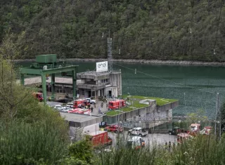 Rescatistas trabajan en el lugar de una explosión ocurrida en una central hidroeléctrica en el embalse del lago Suviana. EFE