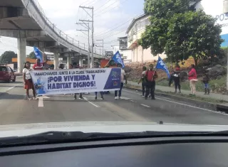 Panameños(as) que ocupan tierras ilegalmente exigen un techo digno.