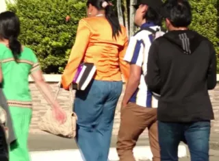 LLegada de familiares de la imputada a la audiencia verificada este viernes.