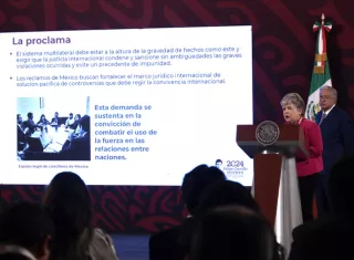 La secretaria de Exteriores de México, Alicia Bárcena, participa en la rueda de prensa matutina del presidente Andrés Manuel López Obrador, este jueves en el Palacio Nacional de la Ciudad de México (México). EFE