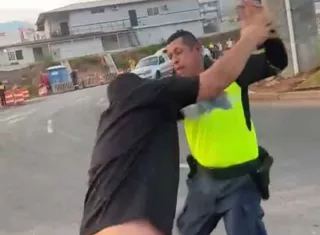 Una de las escenas de la pelea entre el policía y el conductor.