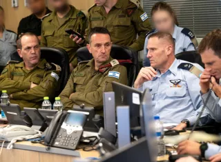 Reunión en el Centro de Operaciones de la Fuerza Aérea de Israel, en medio del ataque con misiles y drones por parte de Irán. EFE