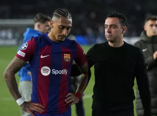 Raphinha y el técnico blaugrana, Xavi Hernández. /Foto: EFE