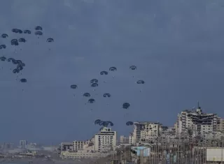 Ayuda humanitaria lanzada desde el aire por aviones estadounidenses sobre el norte de la Franja de Gaza en una fotografía de archivo. EFE