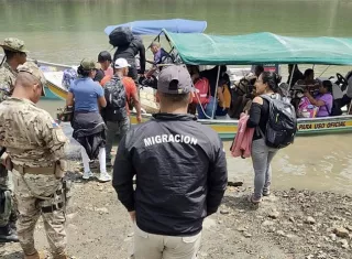Los migrantes irregulares ingresan a Panamá por el Darién, caminando por trochas desde Colombia.