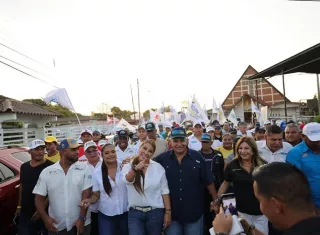 El candidato presidencial José Raúl Mulino efectuó una inmensa caminata en Chitré.