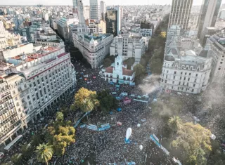 Manifestantes participan en una movilización del sector educativo contra el gobierno del presidente Javier Milei este martes en Buenos Aires (Argentina). EFE