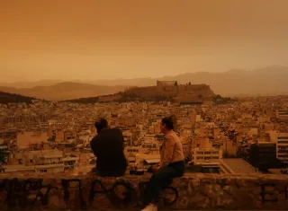 Polvo sahariano cubre el cielo de Atenas, Grecia, este martes. EFE
