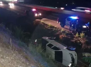 El auto del empresario terminó volcado 