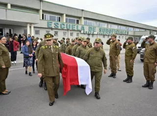 Carabineros cargando un ataúd de uno de los fallecidos tras atentado en el sur, este domingo en Concepción (Chile). EFE