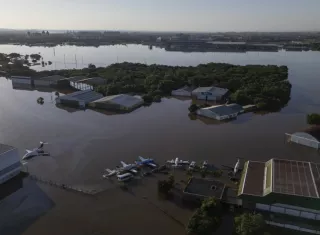 Fotografía aérea donde se observan unos aviones en una pista inundada este lunes, en el Aeropuerto Internacional Salgado Filho de Porto Alegre (Brasil). EFE
