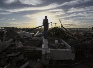 El brasileño Juarez Batista, de 62 años de edad, observa el lugar donde estaba su casa y que fue destruida por el desbordamiento del río Taquari. EFE