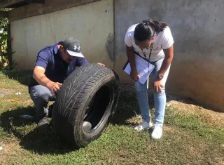 Después de 2 días de lluvia en agua se empezó a acumular en neumáticos y objetos en deshuso.