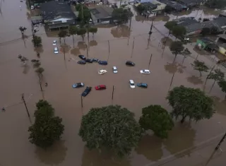 Fotografía aérea de varios vehículos afectados por las inundaciones en la ciudad de Eldorado do Sul este viernes, en la región metropolitana de Porto Alegre (Brasil). EFE