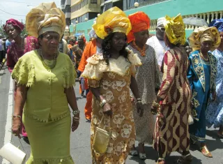 Bellas mujeres lucen trajes representativos de la etnia negra.