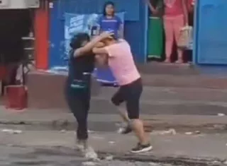 Escena del la pelea entre mujeres.   