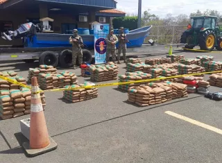 Cuatro hombres que custodiaban la droga fueron aprehendidos durante la operación.