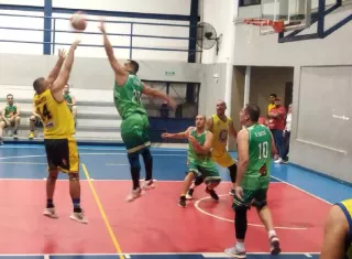 El Colegio Daniel Octavio Crespo (uniforme verde) se impuso en la final del torneo. Foto: Cortesía