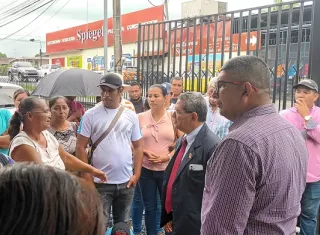 En las afueras de la Fiscalía, los pobladores dejaron entre ver que las presuntas irregularidades se cometieron bajo la sospecha de complicidad de los representantes del Tribunal Electoral.