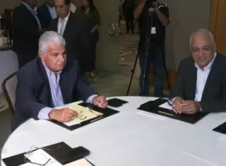 José Raúl Mulino junto a Luis Eduardo Camacho este viernes en la reunión con la bancada de RM.