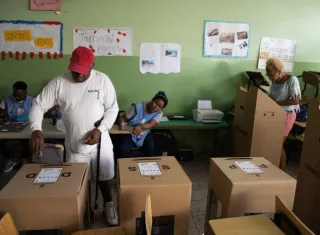Ciudadanos votan este domingo en Santo Domingo (República Dominicana). EFE