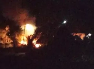 Escena del incendio que devastó dos autos.