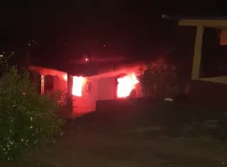 La vivienda quedó envuelta en llamas.