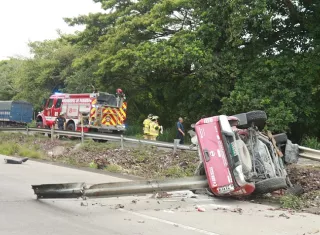 El vehículo quedó  literalmente, ensartado en el barandal de seguridad.