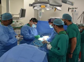 Ciudad de la Salud realiza primera cirugía en la región con moderno equipo “Arco en O”.