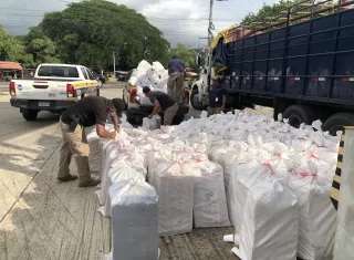 Un  total de 131 bolsas, y dentro de cada una se contabilizaron  50 cartones de cigarrillo, lo que corresponde a más de 65 mil cajetillas.