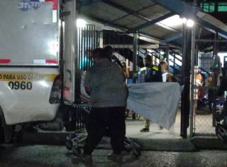 Levantamiento del cadáver en la policlínica Generoso Guardia.  (Foto-Video: Alexander Santamaría)